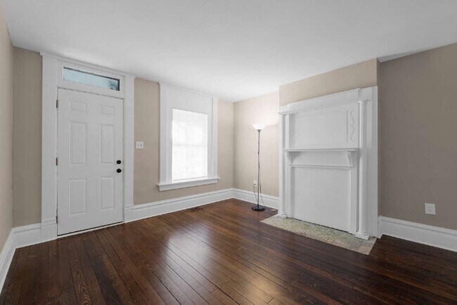 Building Photo - "Beautiful 3-Bedroom, 2-Full Bath Duplex Featuring Hardwood Floors and a Fenced Yard!"