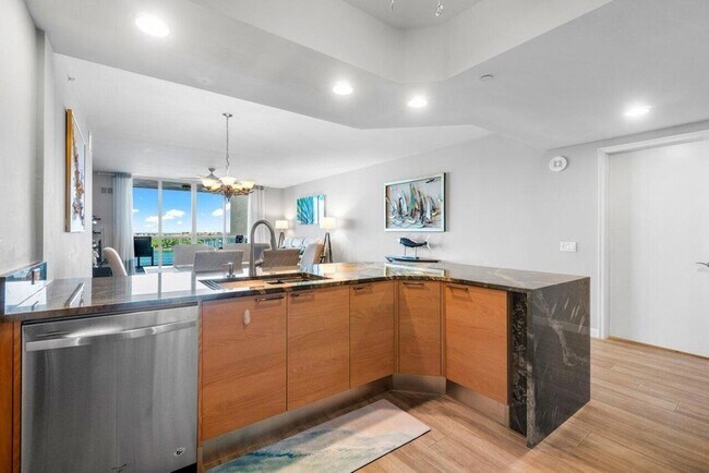 Building Photo - 2640 Lake Shore Dr