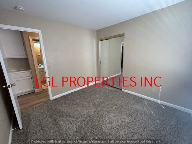 Building Photo - Very Nice Roseville 3 Bedroom 2 Bath Home
