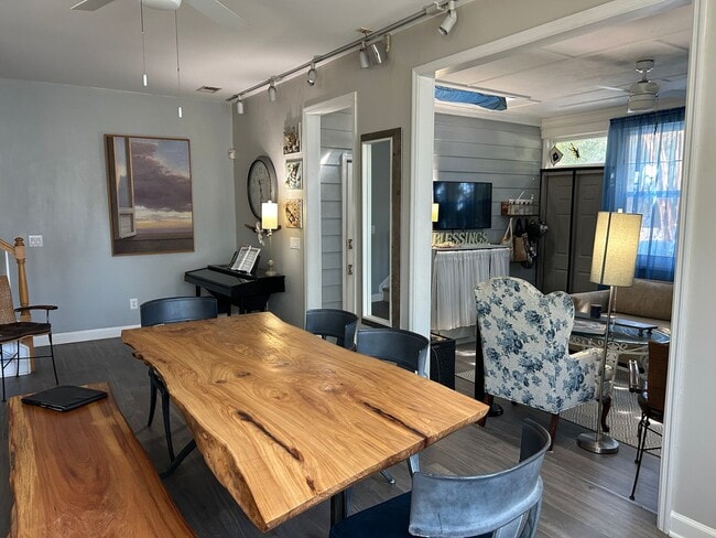 Building Photo - Fully Furnished: Stunning 3 - Bedroom 2.5 ...