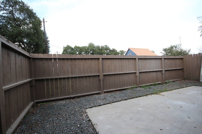 Building Photo - 1208 Houston St