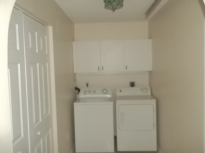 LAUNDRY - 5422 NW Crista St