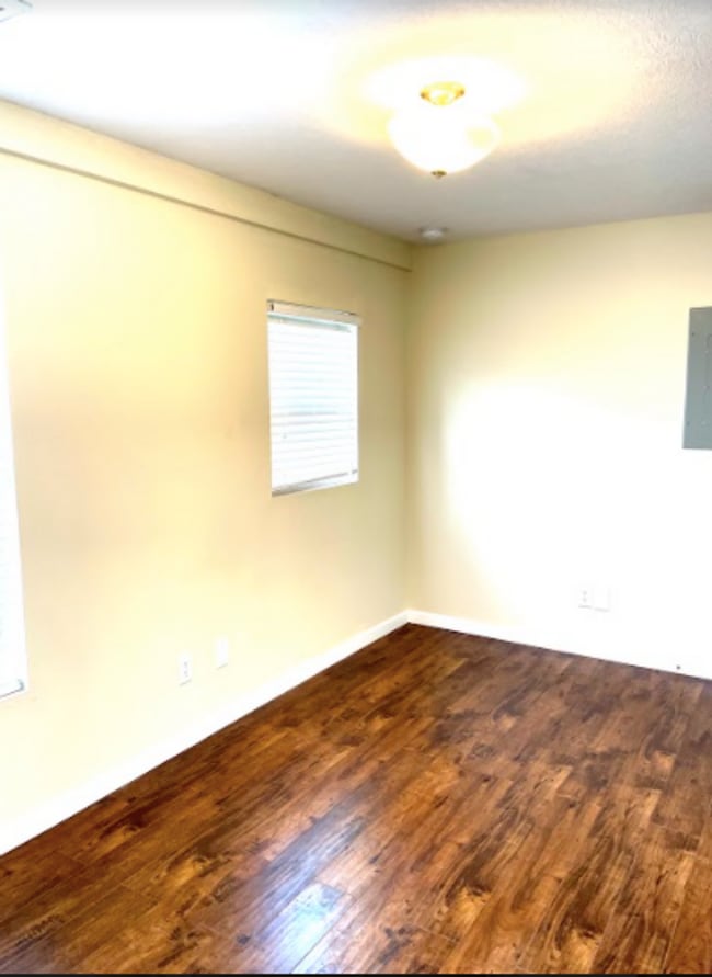 Building Photo - 1 Bedroom Apartment