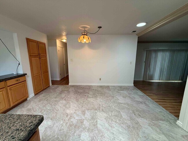 Building Photo - Great 3 Bedroom Walking Distance to American River