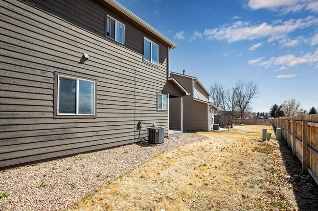 Building Photo - 3 bedroom, 1.5 Bath Townhome, Available Early June!