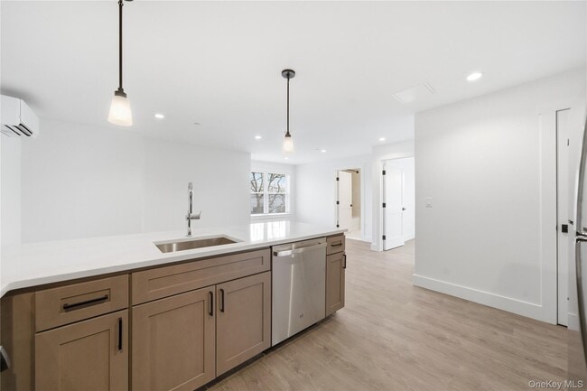 Building Photo - 180 Deer Park Ave