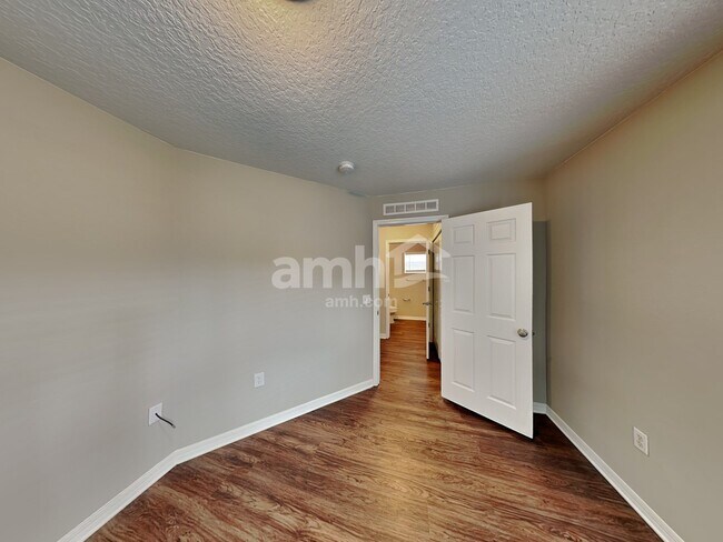 Building Photo - 49 Raintree Place