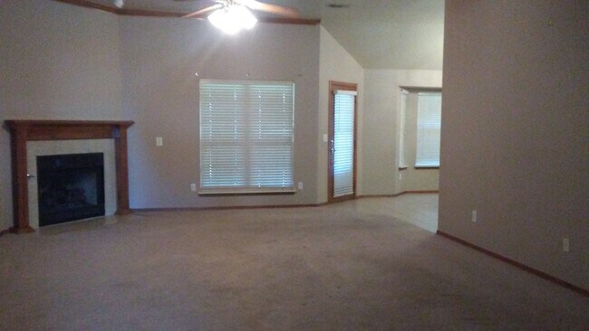 Building Photo - 3 bedroom 2 bath home in NW Norman