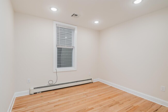 Building Photo - 77 W 50th St