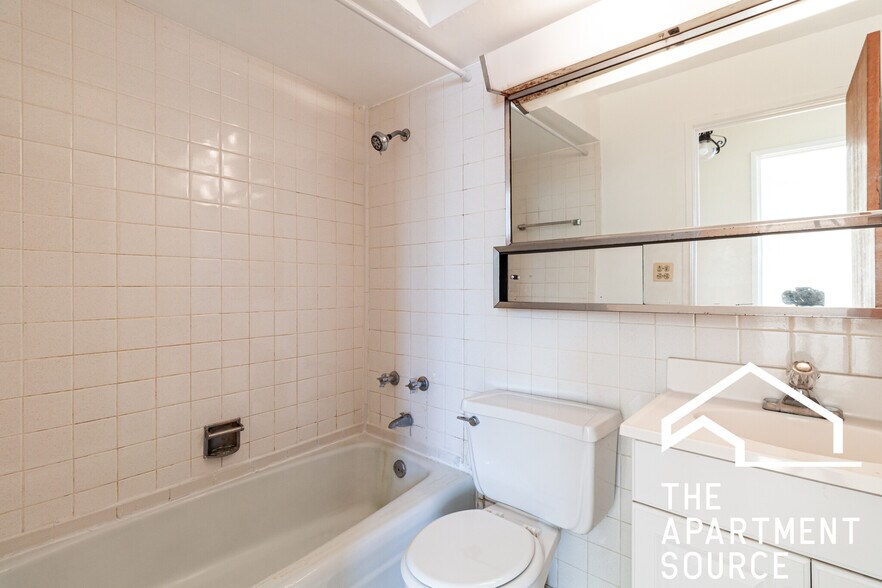 Building Photo - 665 W Wrightwood Ave