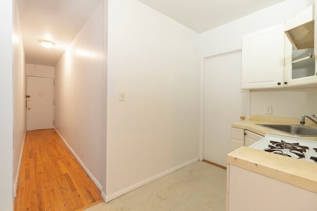 Building Photo - 316 E 96th St
