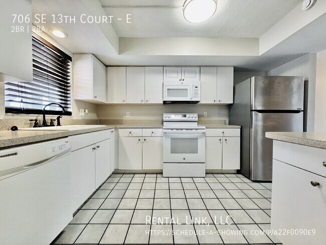 Building Photo - 706 SE 13th Ct