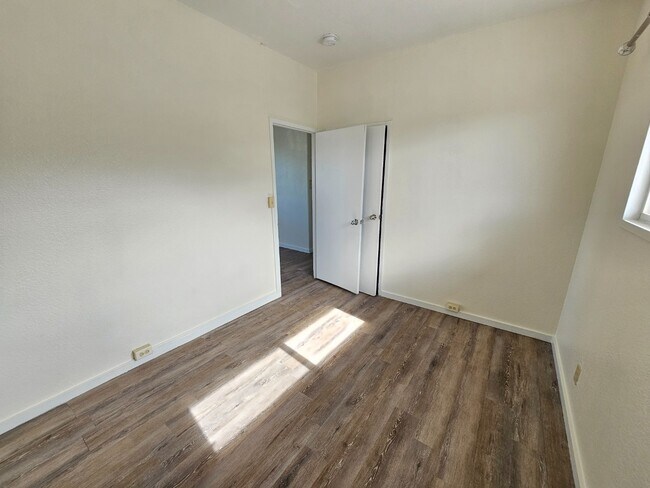 Building Photo - 3 Bed / 2 Bath Single-Family Attached Home...