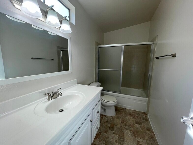 Building Photo - 840 3rd St