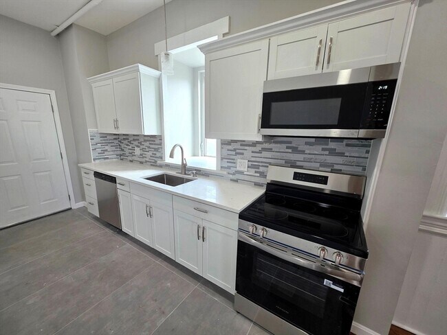 Building Photo - 5 Beacon St