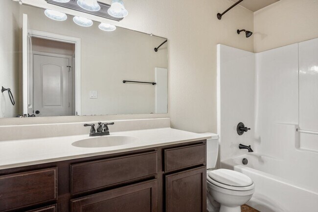 Building Photo - Available Now! Nice 3 Bedroom, 2.5 Bath Duplex located in New Braunfels!