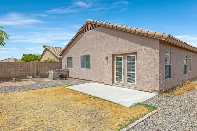 Building Photo - Beautiful Large 3 Bedroom home in Parkwood...