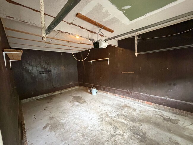Building Photo - Large 4/2 with finished basement/bonus room- $1,895