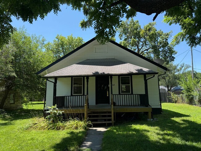 Primary Photo - 2 Bedroom Single Family Home Next to Fort ...
