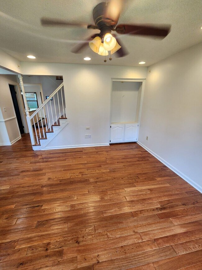 Building Photo - 4 Bedroom Home in Sought Out Neighborhood ...