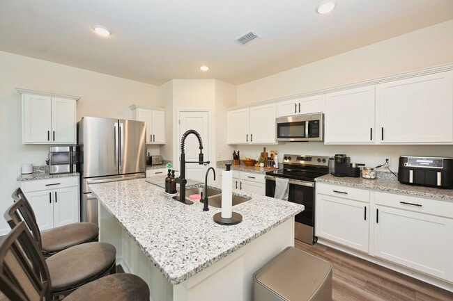 Building Photo - **RARE FIND: LIKE NEW, ONE-OWNER, 5-BED, 3-BATH HOME BUILT IN 2025 IN A NEIGHBORHOOD WITH RESORT-...