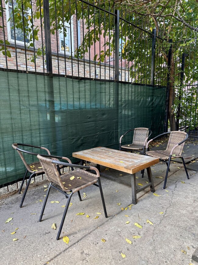 Building Photo - 736 N Throop St