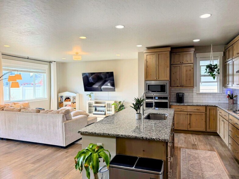 Building Photo - 1343 E Fort Erie St