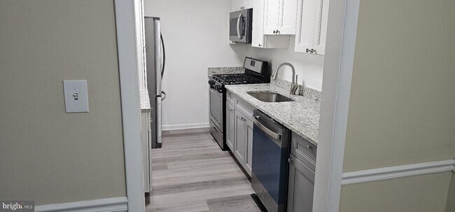 Building Photo - 10725 West Dr