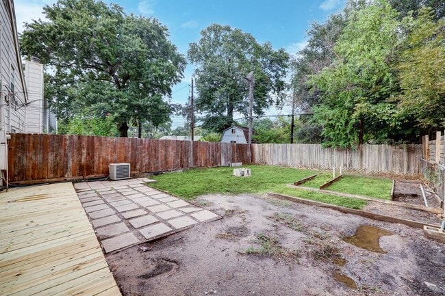 Building Photo - 5906 Golden Forest Dr