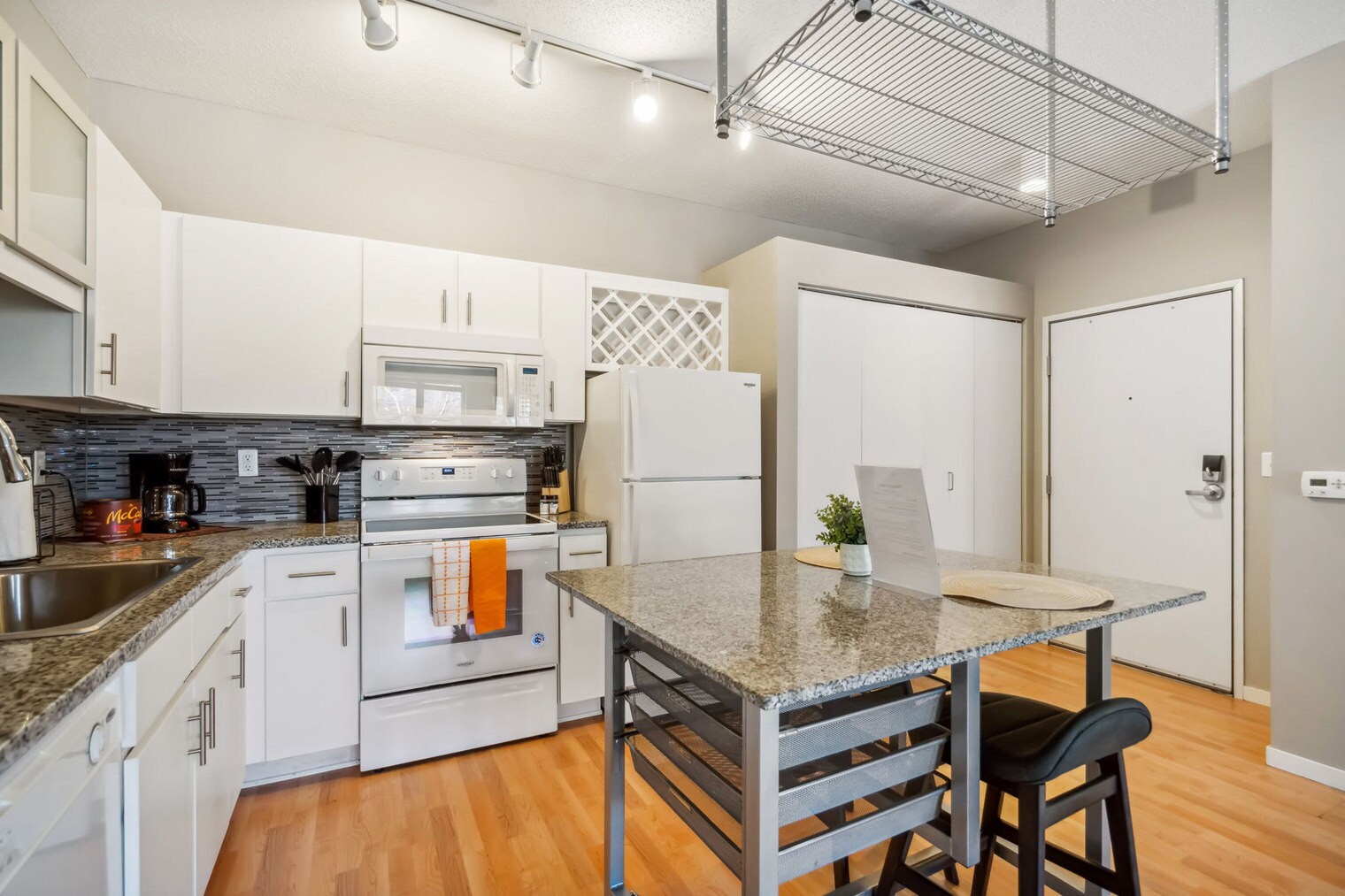 Building Photo - 616 Washington Ave S