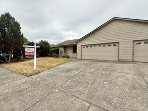 Building Photo - Charming One-Level Ranch in Peaceful Battl...