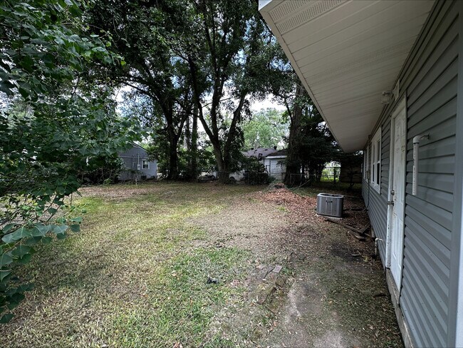 Building Photo - 137 Rosewood Dr