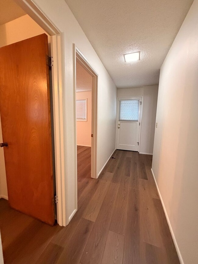 Building Photo - 2-Bedroom 1 1/2- bathroom Townhouse style duplex.