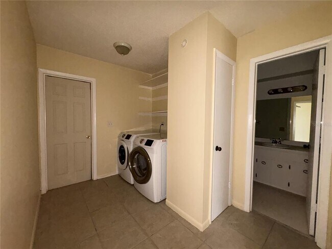 Building Photo - 728 Lake Ned Rd