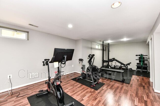 Building Photo - 641 Meade Dr SW