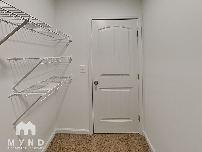 Building Photo - 404 Lake Ridge Ln