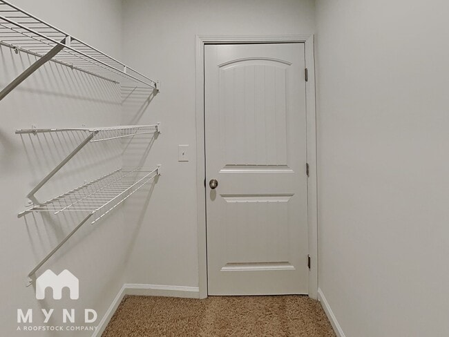 Building Photo - 404 Lake Ridge Ln