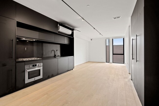 Building Photo - Modern 1 Bed, 1 Bath Condo @ 10th & Howard...