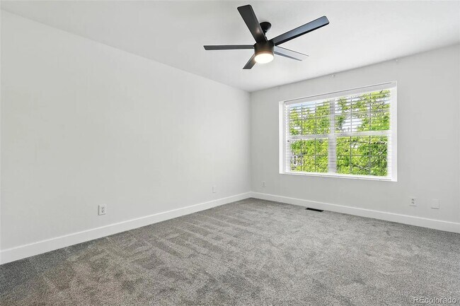 Building Photo - Beautiful, updated, spacious unit!