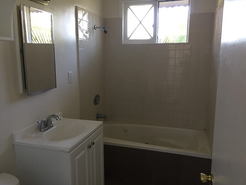Building Photo - 3814 Country Club Dr