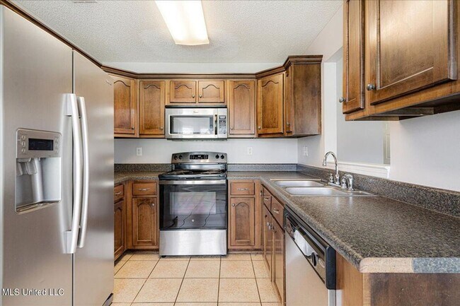 Building Photo - SNOWDEN GROVE Subdivision, 4 bedrooms