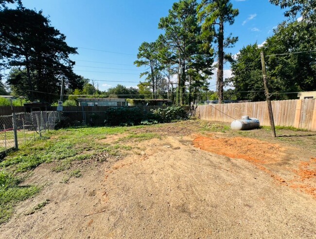 Building Photo - 491 E Sherwood Dr