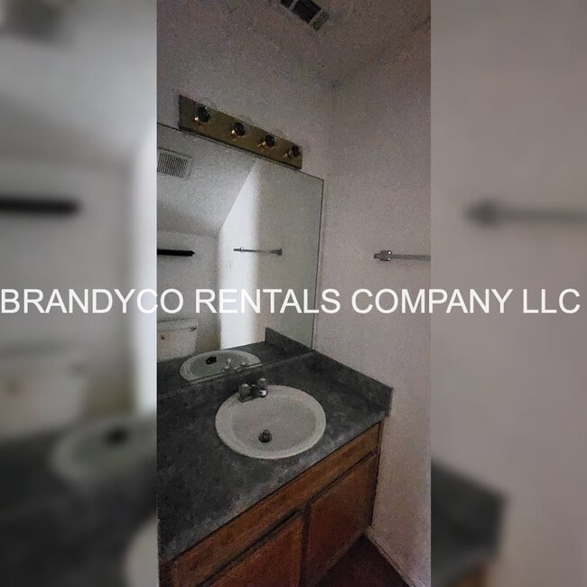 Building Photo - 901 Clairidge Ave