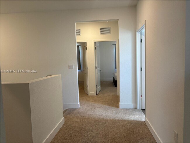 Building Photo - 146 SW 170th Ave