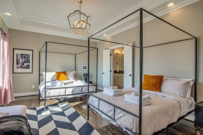 Building Photo - Beautifully appointed 3-bedroom furnished townhome in sought-after Hillsboro Village!