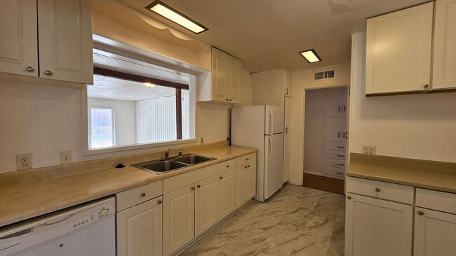 Building Photo - 4bed 2 bath
