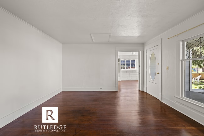 Building Photo - Vintage East Medford Living / Huge Private Front Porch