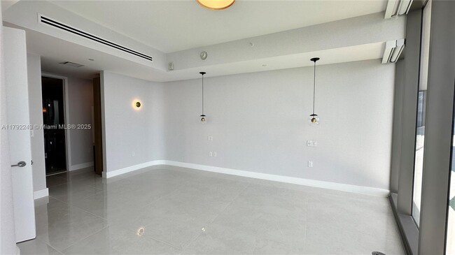 Building Photo - 15701 Collins Ave
