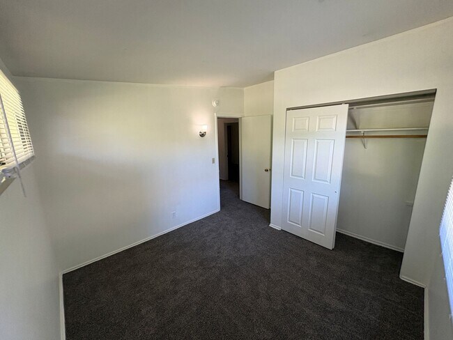 Building Photo - Charming Home, new carpet, laundry, backyard
