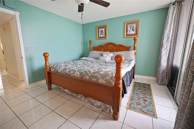 Building Photo - 7645 Sun Island Dr S